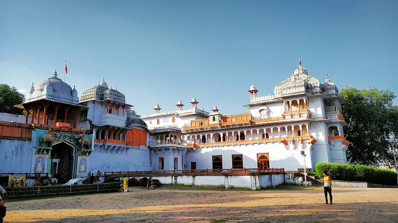 White and red facade of the Garh City Palace, Kota